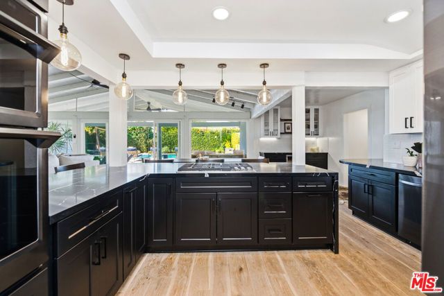 22428 Victory Boulevard, Woodland Hills (los Angeles), CA 91367