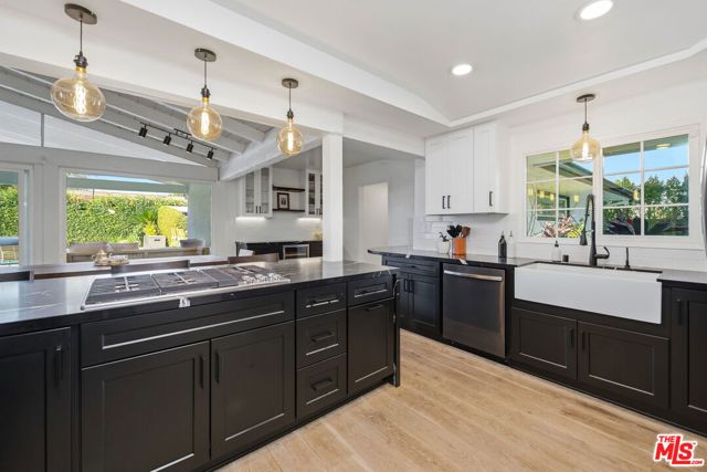 22428 Victory Boulevard, Woodland Hills (los Angeles), CA 91367