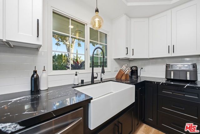 22428 Victory Boulevard, Woodland Hills (los Angeles), CA 91367