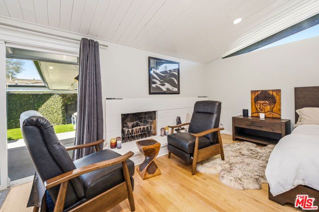 22428 Victory Boulevard, Woodland Hills (los Angeles), CA 91367