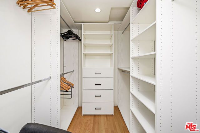 22428 Victory Boulevard, Woodland Hills (los Angeles), CA 91367