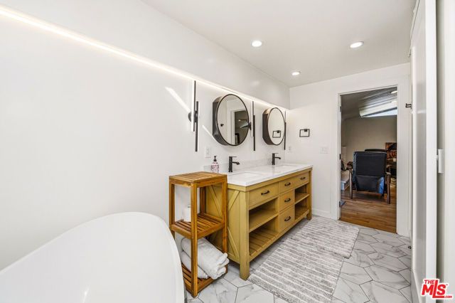 22428 Victory Boulevard, Woodland Hills (los Angeles), CA 91367