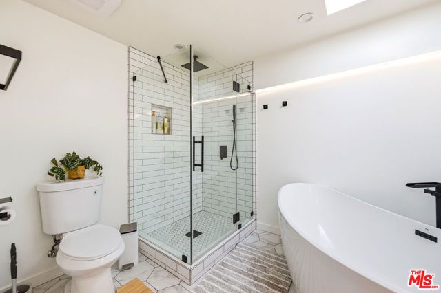 22428 Victory Boulevard, Woodland Hills (los Angeles), CA 91367