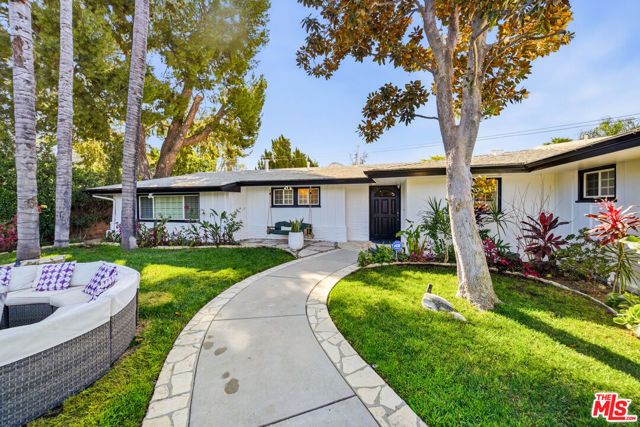 22428 Victory Boulevard, Woodland Hills (los Angeles), CA 91367