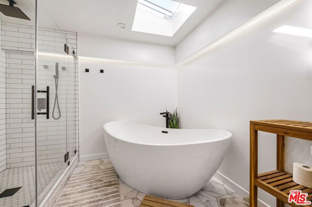 22428 Victory Boulevard, Woodland Hills (los Angeles), CA 91367