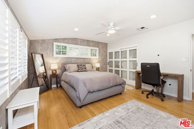 22428 Victory Boulevard, Woodland Hills (los Angeles), CA 91367