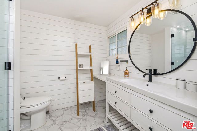 22428 Victory Boulevard, Woodland Hills (los Angeles), CA 91367