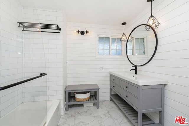 22428 Victory Boulevard, Woodland Hills (los Angeles), CA 91367