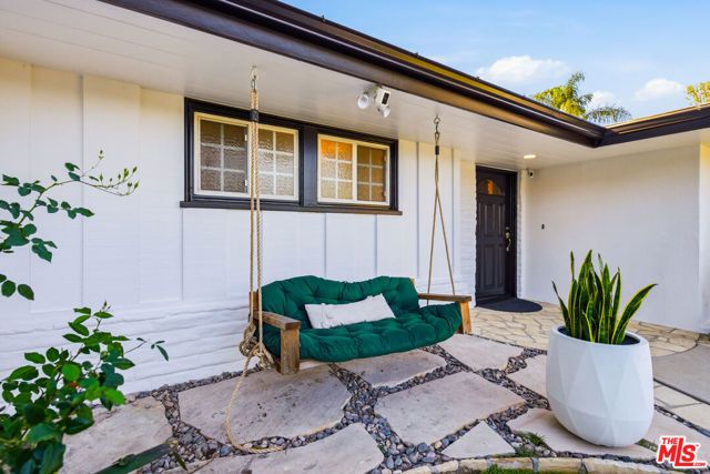 22428 Victory Boulevard, Woodland Hills (los Angeles), CA 91367