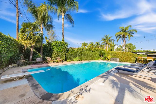 22428 Victory Boulevard, Woodland Hills (los Angeles), CA 91367