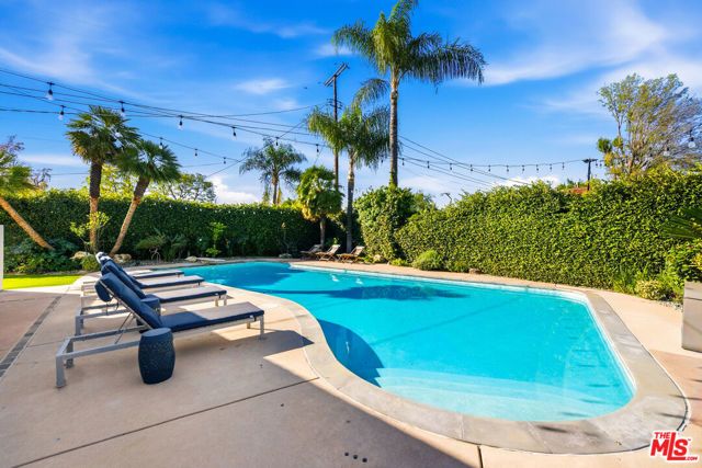 22428 Victory Boulevard, Woodland Hills (los Angeles), CA 91367