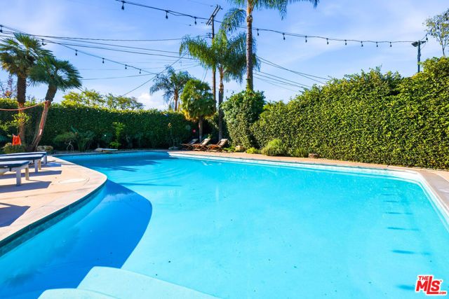 22428 Victory Boulevard, Woodland Hills (los Angeles), CA 91367