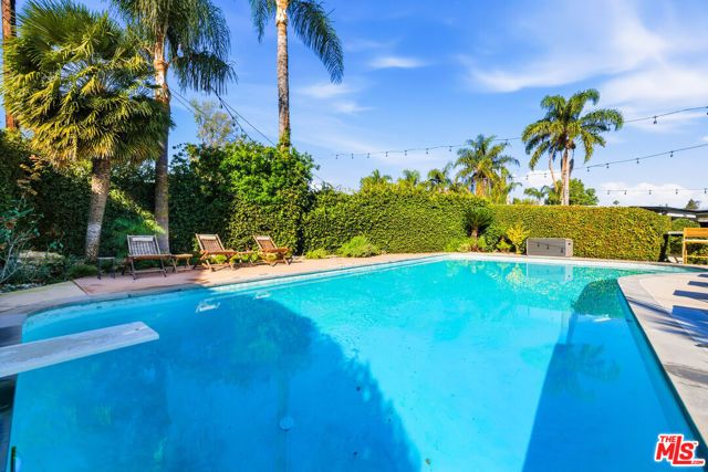 22428 Victory Boulevard, Woodland Hills (los Angeles), CA 91367