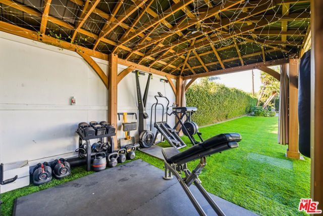 22428 Victory Boulevard, Woodland Hills (los Angeles), CA 91367