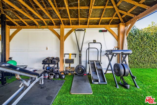 22428 Victory Boulevard, Woodland Hills (los Angeles), CA 91367