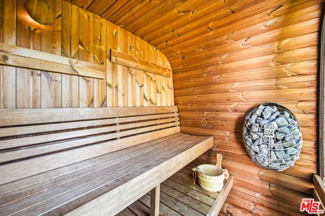 22428 Victory Boulevard, Woodland Hills (los Angeles), CA 91367