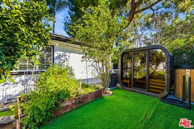 22428 Victory Boulevard, Woodland Hills (los Angeles), CA 91367