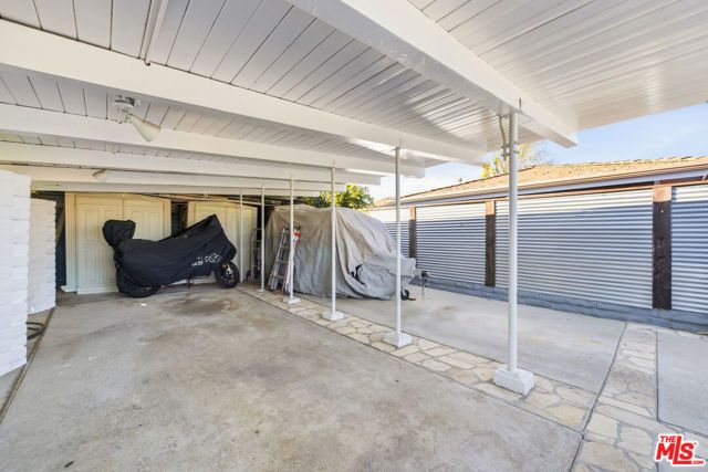 22428 Victory Boulevard, Woodland Hills (los Angeles), CA 91367