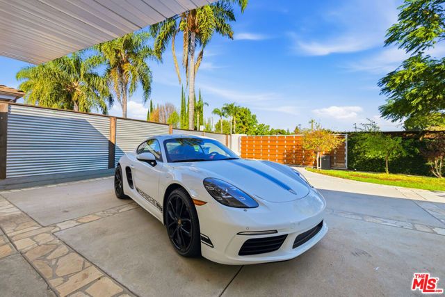 22428 Victory Boulevard, Woodland Hills (los Angeles), CA 91367