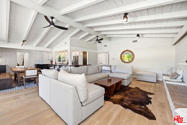 22428 Victory Boulevard, Woodland Hills (los Angeles), CA 91367