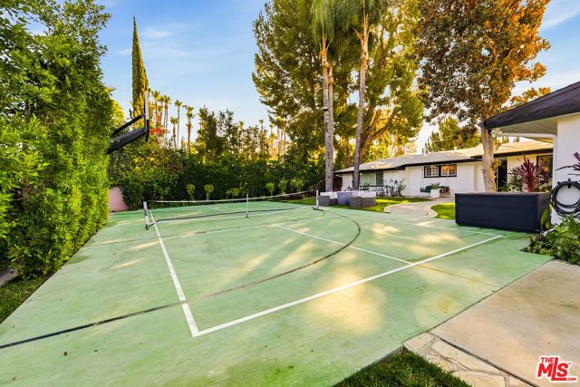 22428 Victory Boulevard, Woodland Hills (los Angeles), CA 91367