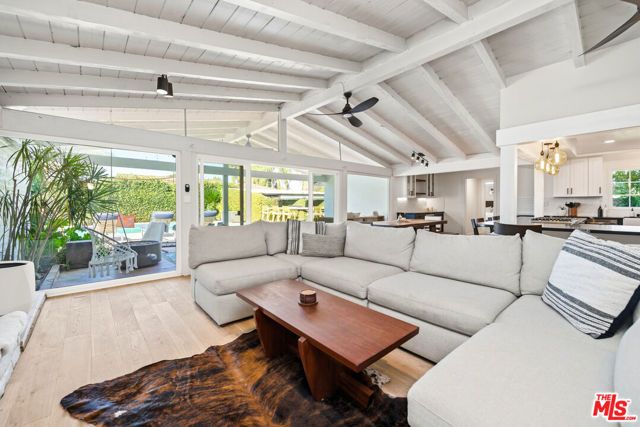 22428 Victory Boulevard, Woodland Hills (los Angeles), CA 91367