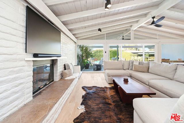 22428 Victory Boulevard, Woodland Hills (los Angeles), CA 91367