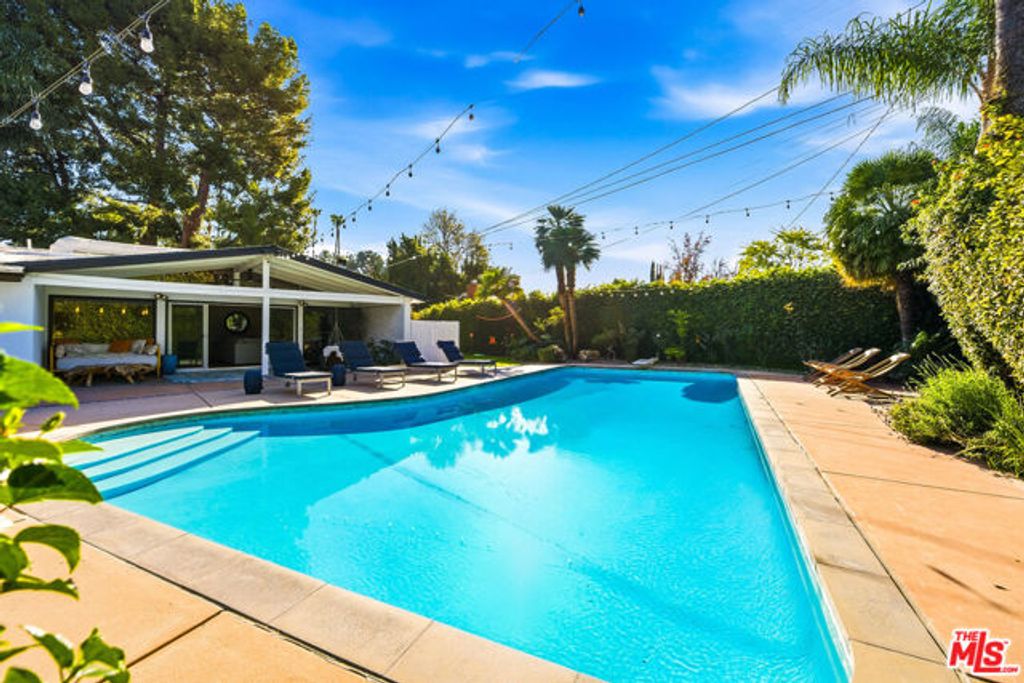 22428 Victory Boulevard, Woodland Hills (los Angeles), CA 91367