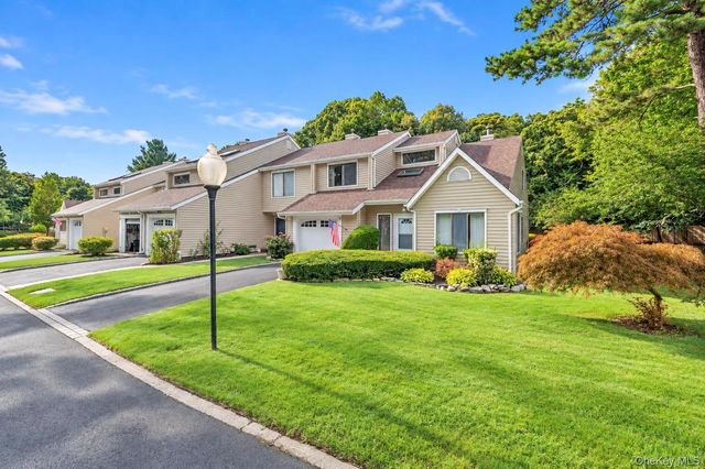 12 Hidden Pines Way, Bohemia, NY 11716