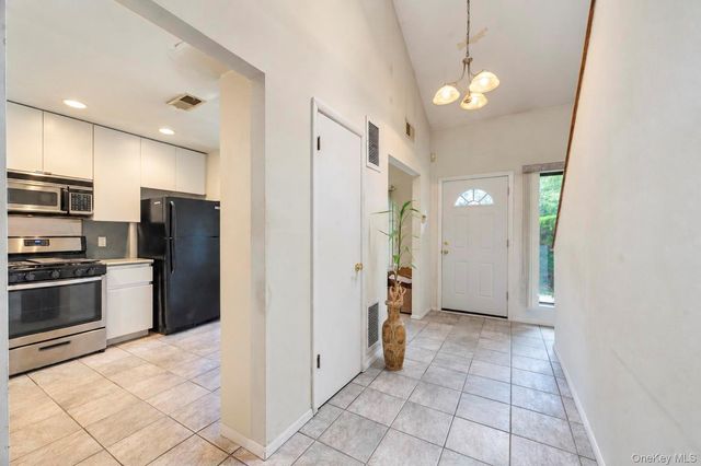 12 Hidden Pines Way, Bohemia, NY 11716