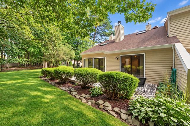 12 Hidden Pines Way, Bohemia, NY 11716