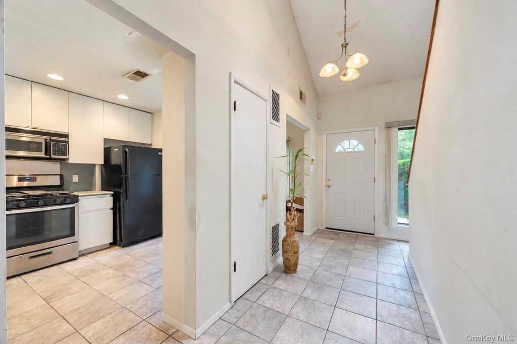 12 Hidden Pines Way, Bohemia, NY 11716 — photo 3