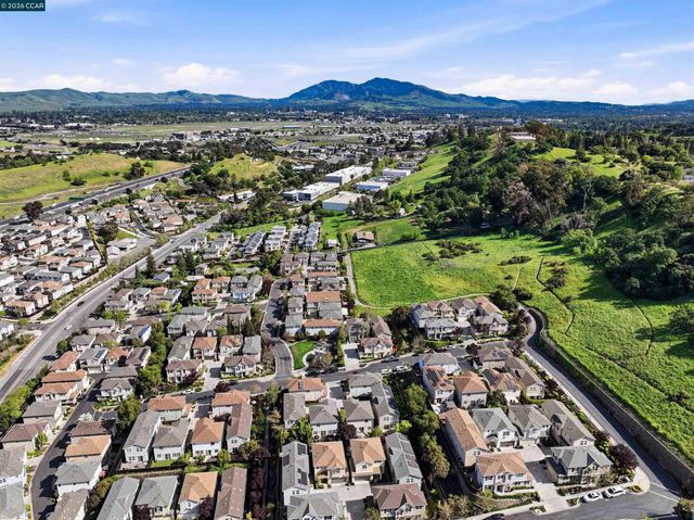 527 Falling Star Dr, Martinez, CA 94553