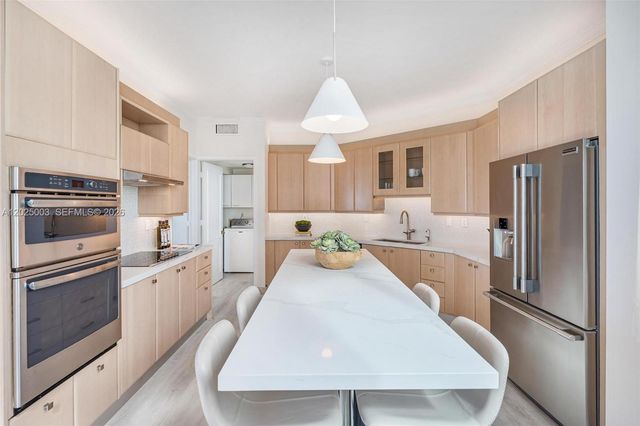 300 S Pointe Dr 1001, Miami Beach, FL 33139