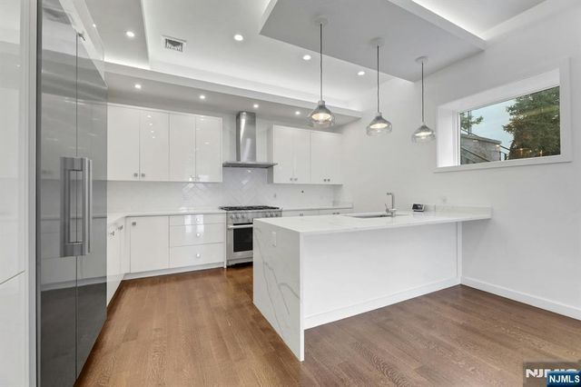 720 Undercliff Avenue, Edgewater, NJ 07020