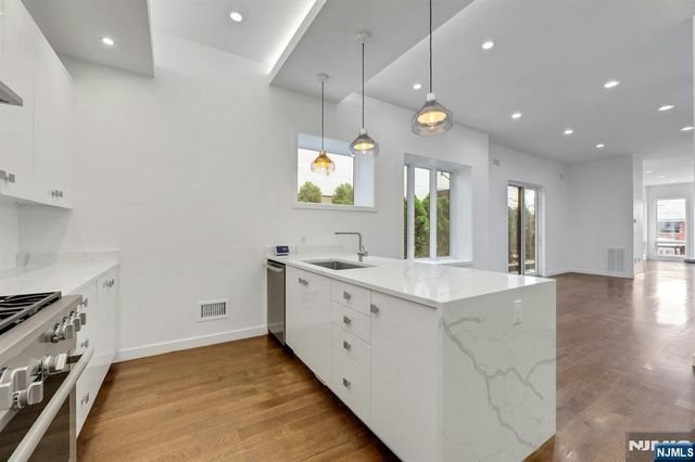 720 Undercliff Avenue, Edgewater, NJ 07020