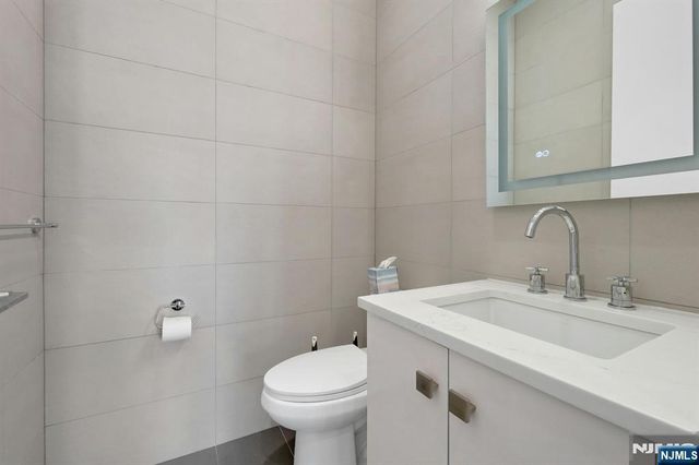 720 Undercliff Avenue, Edgewater, NJ 07020