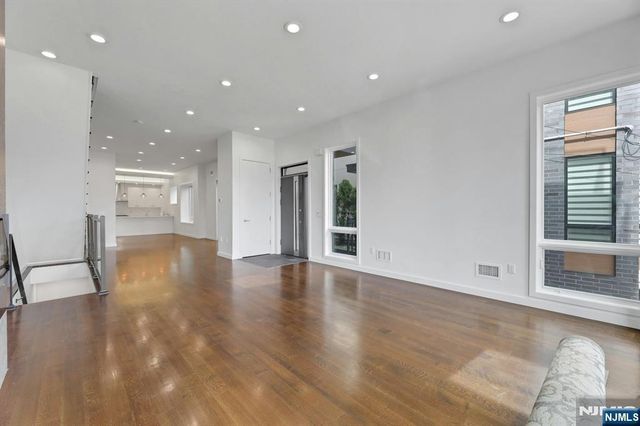 720 Undercliff Avenue, Edgewater, NJ 07020