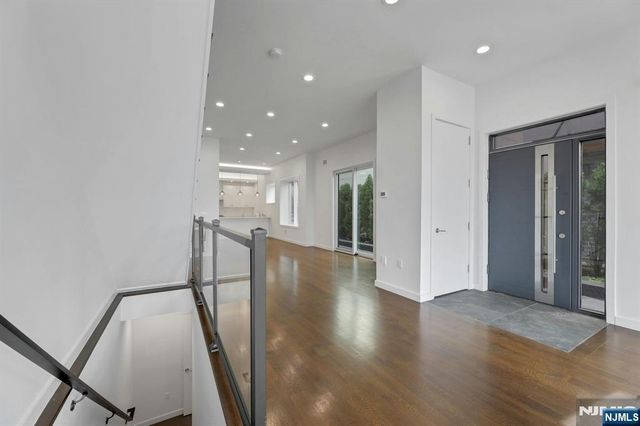 720 Undercliff Avenue, Edgewater, NJ 07020