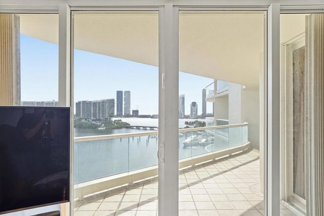 7000 W Island Boulevard 907, Aventura, FL 33160