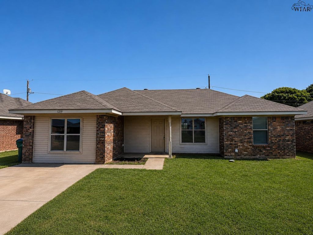 1219 NEWMAN AVENUE, Iowa Park, TX 76367