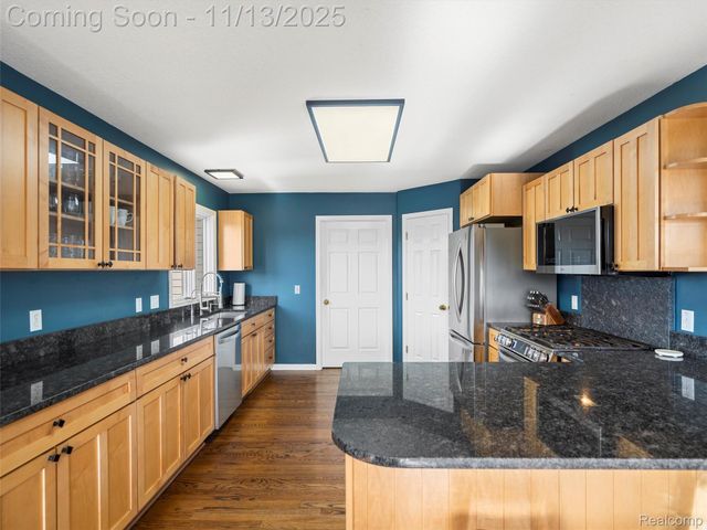 8249 Old Harbor, Grand Blanc, MI 48439