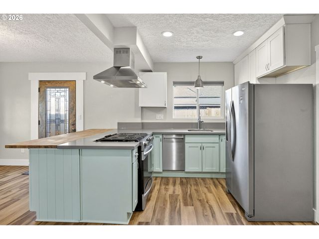 304 WARNER St, Oregon City, OR 97045