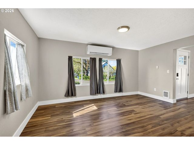 304 WARNER St, Oregon City, OR 97045