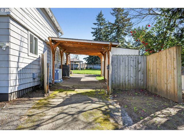 304 WARNER St, Oregon City, OR 97045