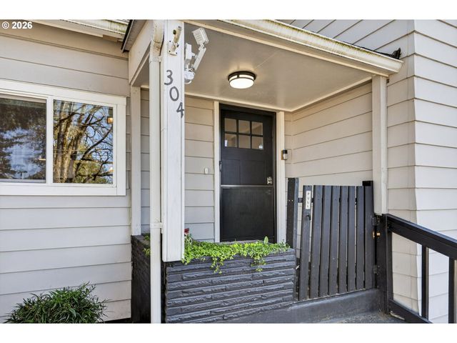 304 WARNER St, Oregon City, OR 97045