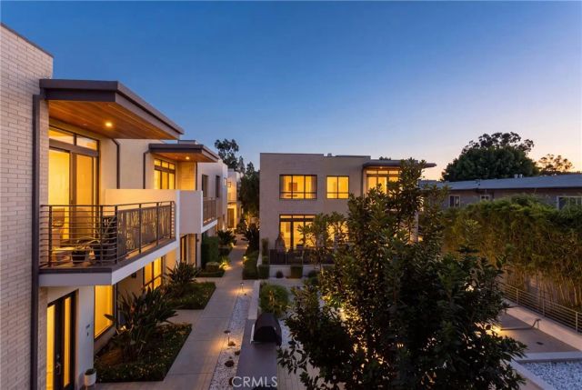 125 Hurlbut Street 202, Pasadena, CA 91105