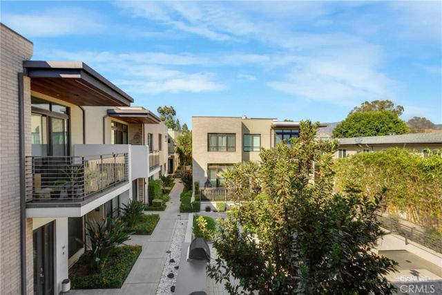 125 Hurlbut Street 202, Pasadena, CA 91105
