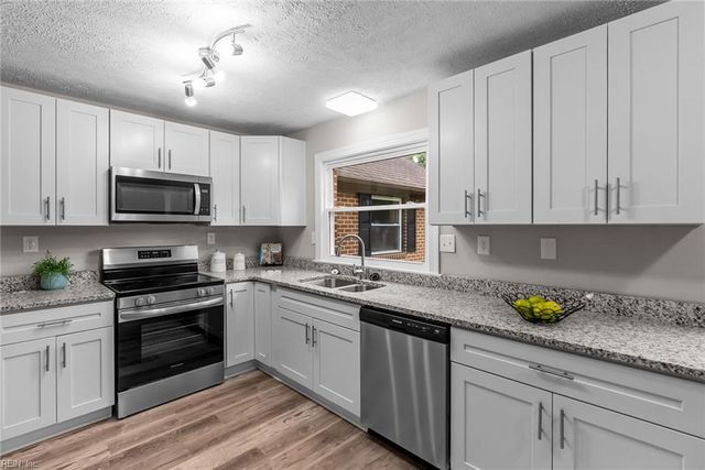 9 Rhodelia LN, Poquoson, VA 23662