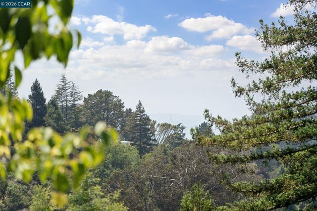 5821 Colton Blvd, Oakland, CA 94611